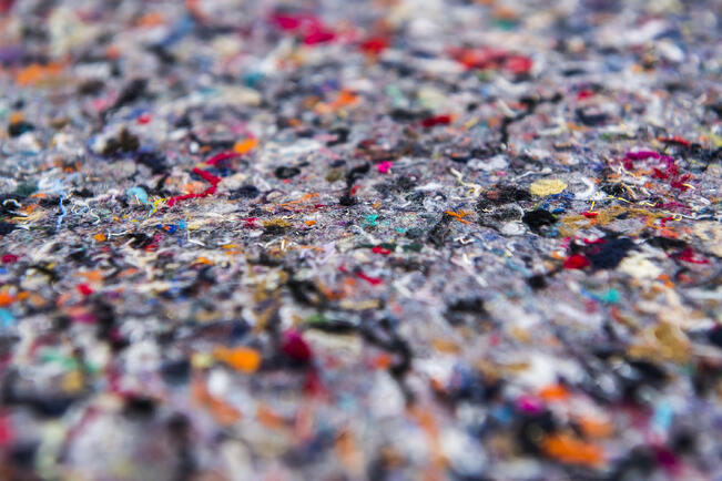 Kierrätyistä vaatteista saatavasta kuidusta voidaan valmistaa esimerkiksi tarjottimia. 