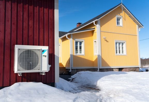 Ilmalämpöpumppu tai ilma-vesilämpöpumppu kannattaa pitää päällä koko talven ajan, vaikka pakkanen kiristyisikin. 