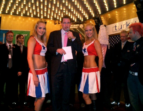 Kaupungonhallituksen puheenjohtaja Aleksi Randell juonsi Conan O'Brien -teemabileitä suoraan Atlannin yli menevässä lähetyksessä.