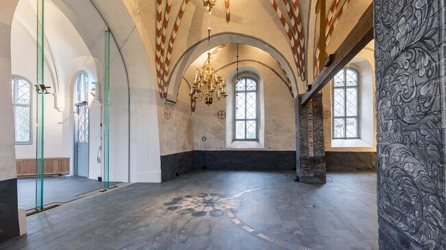 Liedon kirkon kiirkkosali on jaettavissa kahteen osaan lasiseinällä, kiinteät penkit on korvattu siirrettävillä tuoleilla. Saarnastuoli on liikuteltavissa.