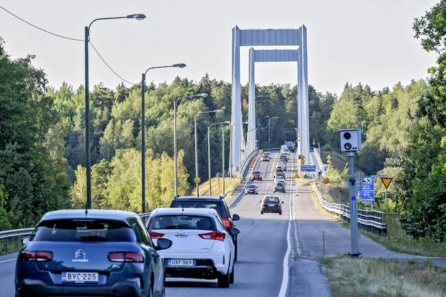  Kirjalansalmen sillan päihin on asennettu automaattivalvontakamerat hillitsemään ajonopeuksia.