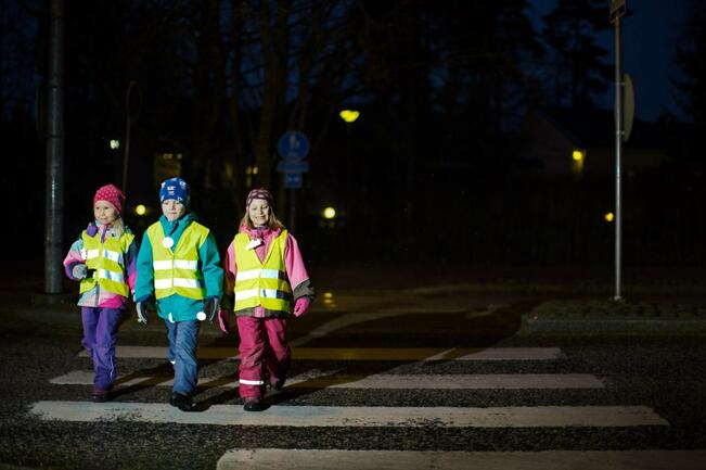 Erilaiset heijastavat tuotteet tai lastenvaatteiden heijastavat yksityiskohdat ovat hyvä lisä näkyvyyteen, mutta eivät korvaa oikeaa heijastinta tai heijastinliiviä.