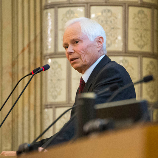 Lupaukset paremmasta ja mielikuvapolitiikka ovat vain sanoja. Ne eivät anna oikeaa tietoa millaisia ratkaisuja kukin kannattaa. Erot selviävät vasta kun keskustellaan keinoista, miten asiat hoidetaan. Siksi nyt pitää keskittyä keinoihin. Laivoranta vaatii.