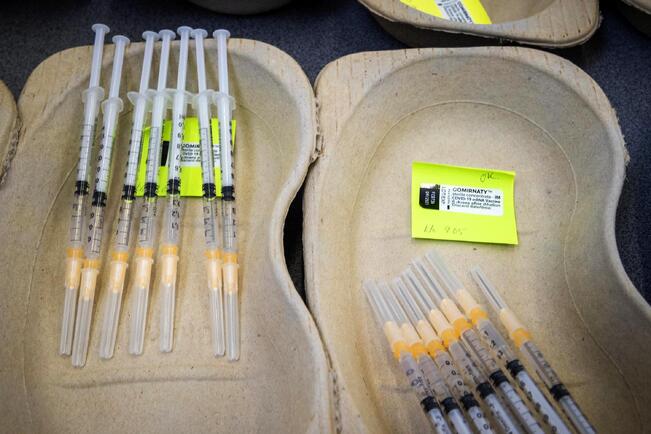 Britanniassa tehdyssä tutkimuksessa koronarokotteiden suoja vakavaa tautimuotoa vastaan oli hyvä eli 72 prosenttia vielä 5–6 kuukautta toisen rokoteannoksen jälkeen, mutta laski kuuden kuukauden jälkeen 52 prosenttiin.