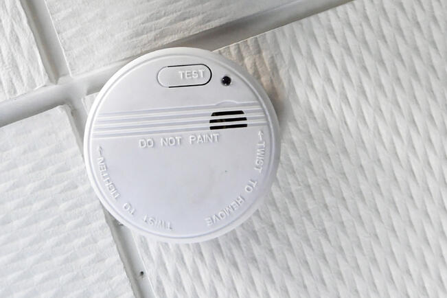 Jos katossa on toimiva palovaroitin, se havaitsee savukaasut ja alkaa hälyttää voimakkaalla äänellä. 