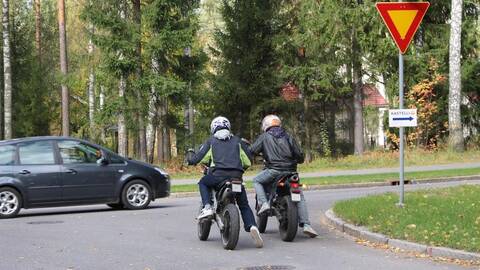 Mopojen virittäminen kulkemaan sallittua kovempaa on edelleen yleistä.