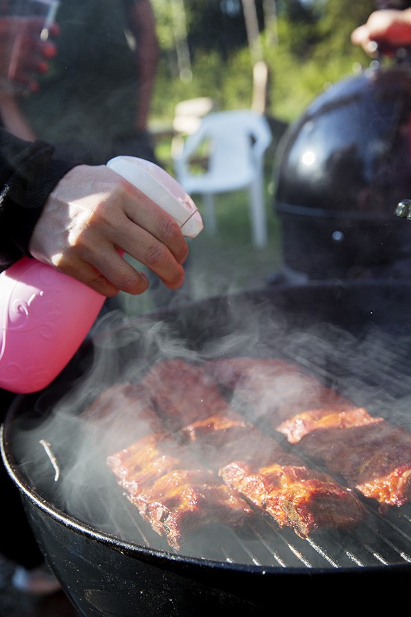 Kolmesta neljään tuntiin kypsennettävät ribsit ovat hyvä haaste BBQ-aloittelijalle.