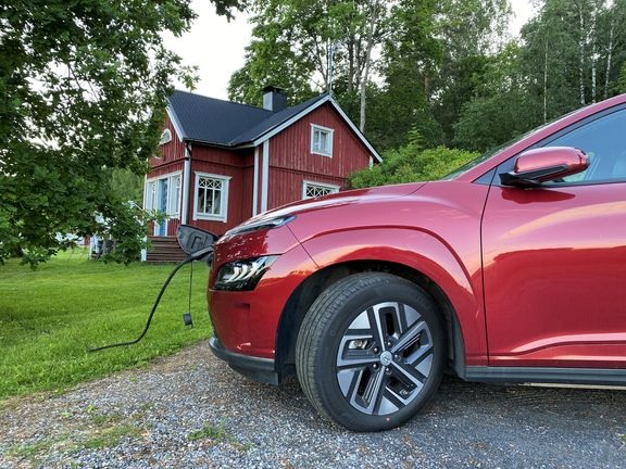 Vapaa-ajan asunnolla on syytä tarkistaa pistokkeiden kunto ennen sähköauton lataamista. 