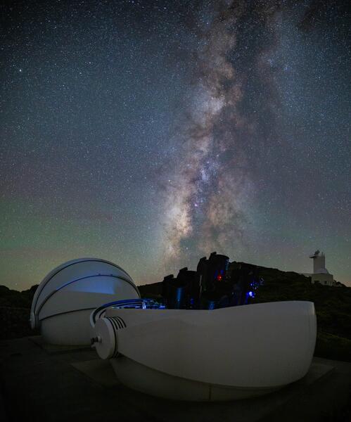 Pohjoisen pallonpuoliskon GOTO-teleskooppijärjestelmä ja Linnunrata.