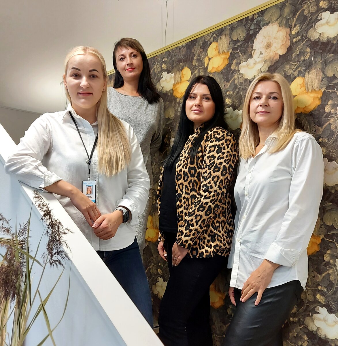 Koulunkäynninohjaaja Valeriia Buchkovska (vas.), Nadja, Julia ja Alla.