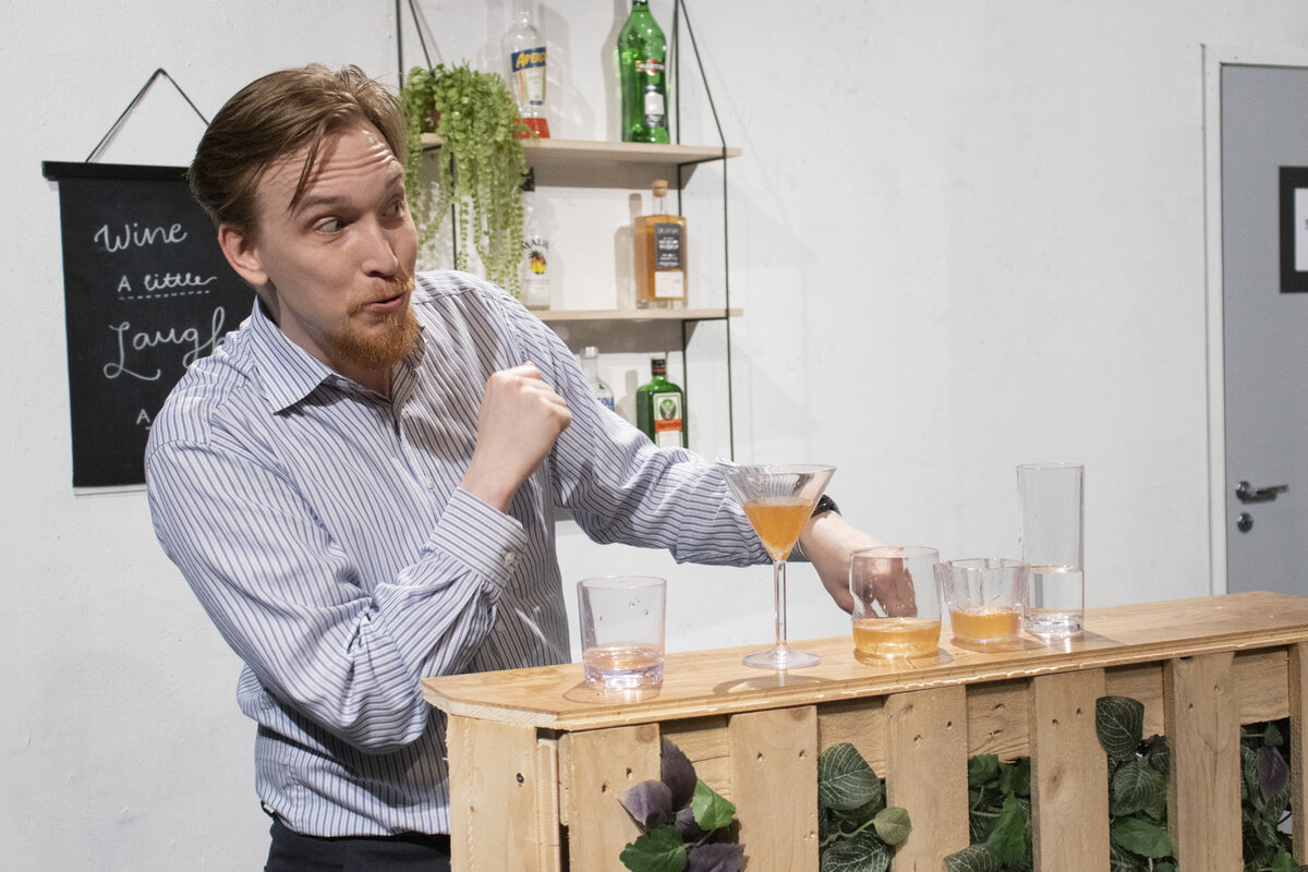 Farssi Valheiden Verkosta Jo Jo Teatterissa Kulttuuri Aamuset