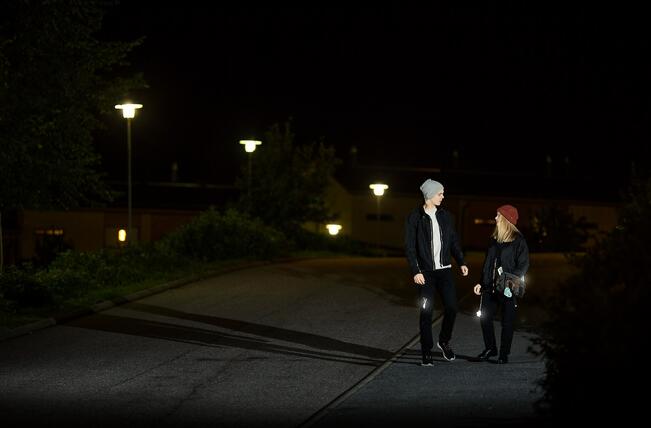 Kohtaamistilanteessa lähivaloilla ajava autoilija havaitsee heijastimella varustetun henkilön jo 350 metrin etäisyydeltä, kun taas ilman heijastinta kulkeva havaitaan vasta noin 50 metrin päästä.