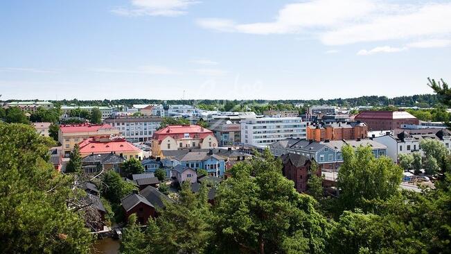 Asuntojen hintakehityksen arvioidaan maltillistuvan ja pientä laskuakin voidaan nähdä, mutta mitään romahdusta ei ole näköpiirissä.