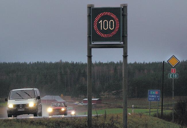 Maanteillä siirrytään talvirajoituksiin.