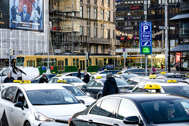 Lokakuun loppuun mennessä taksiliikennelupa on peruttu yli 1 500 luvanhaltijalta, jotka eivät suorittaneet yrittäjäkoetta Traficomin asettamassa määräajassa.