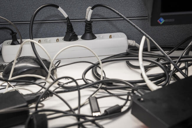 Virtapiikkien aiheuttamilta vahingoilta voi suojautua ylijännitesuojalla varustetulla jatkojohdolla.