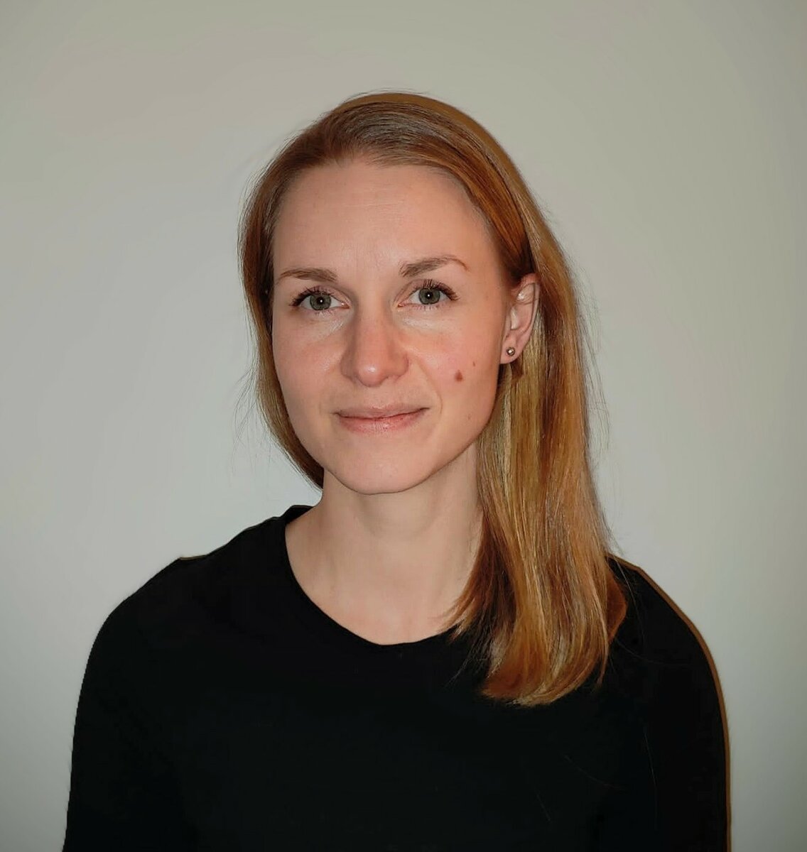 liikuntatunnilla-on-pelipiste-ja-luistinten-sitomisen-opettelemisen