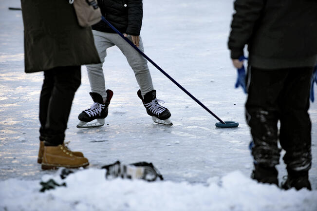 Luonnonjääkenttien jäädytystyöt on aloitettu ja kentät pyritään avaamaan joulukuussa.