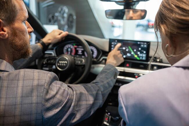 Tarkkaile ympäristöä ja muita parkkipaikalla liikkuvia.