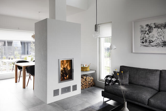 Varaava takka toimii lämmön lähteenä samalla periaatteella kuin massiivinen rakenne. 