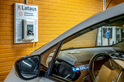 Suomessa ensirekisteröitiin joulukuussa ennätysmäärä täyssähköautoja.