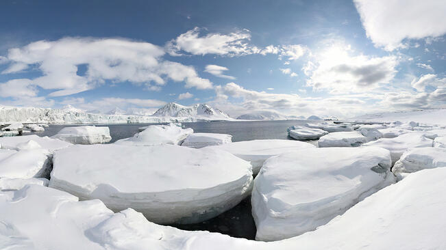 Arktisen merijään peittävyys ja paksuus ovat pienentyneet voimakkaasti viime vuosikymmeninä.