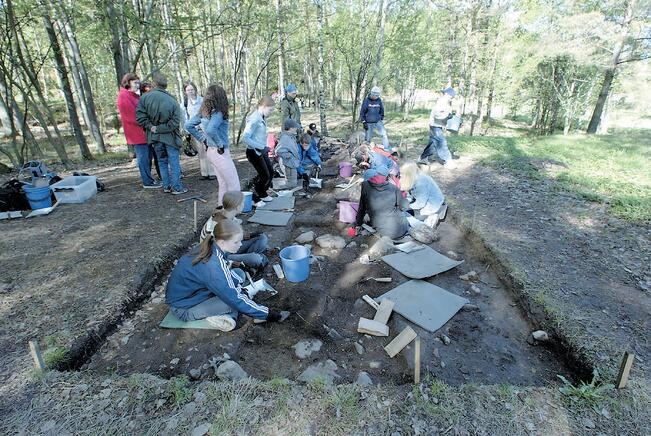 Tahvion koulun kuudesluokkalaiset pääsivät osallistumaan arkeologisille kaivauksille Papinkallion kaivauspaikalla Ihalassa toukokuussa 2003.