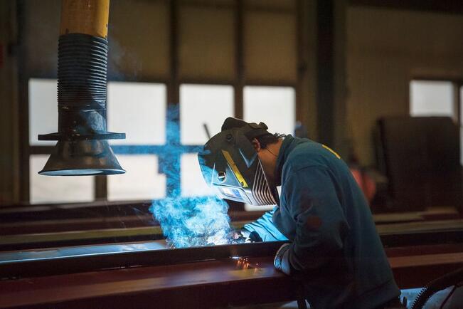 Työkykynsä heikoksi kokevien osuus teollisuudessa monia muita aloja suurempi.