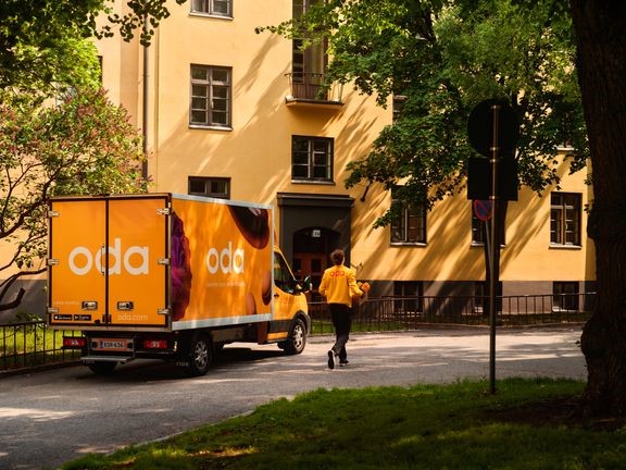 Odan omat kuljettajat tuovat ostokset asiakkaille Oda-autoissa.