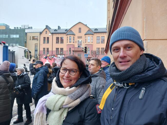 Turkulaiset Rami ja Johanna odottavat poikansa Aapon abirekkaa näköpiiriin.