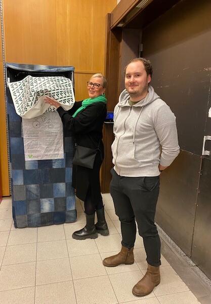 LSJH:n uusin poistotekstiilin keräyspiste on Turun Stockmannilta. Keräyspisteellä Turun Stockmannin tavaratalopäällikkö Riikka Mattila ja LSJH:n keräys- ja logistiikkasuunnittelija Oskari Pokela. 