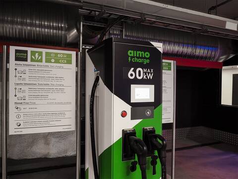 Louheen on avattu sähköautojen pikalatausasema. 