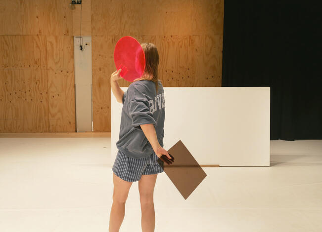 Tanssija Ingrid Haakstad tutkii teoksessa ihmisen ja erilaisten esineiden aistillisia suhteita toisiinsa.