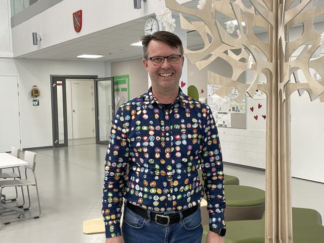 Kurittulan koulun rehtori Harri Mantila kertoo blogissaan Sairaanakin voi selvitä koulusta lisää luokanopettajien arjesta sairastuneen oppilaan kohdalla.