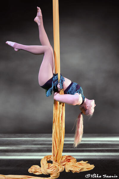 Linda Vuorio on ilma-akrobaatti ja aloitteleva tulitaiteilija, joka tekee taiteellisessa opinnäytetyössään vertikaalikangasta. 