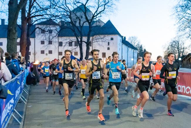 Kevätillassa nähdään yli 800 ilmoittautunutta, mikä on Aurajoen Yöjuoksun ennätys.