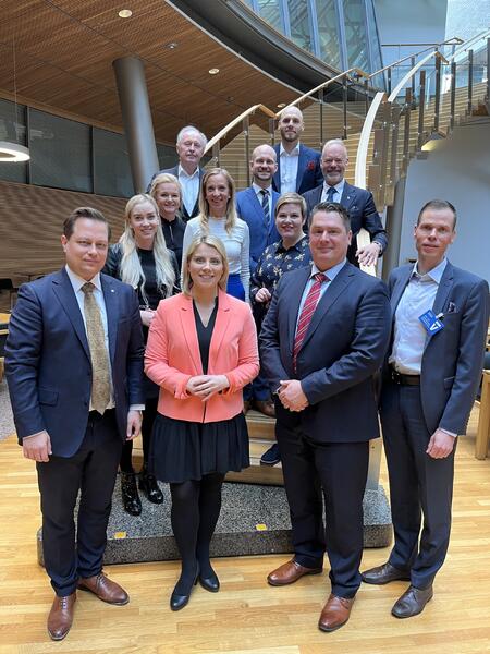 Varsinais-Suomen kansanedustajaryhmä, eturivissä varapuheenjohtaja Vilhelm Junnila (ps.), puheenjohtaja Saara-Sofia Sirén (kok.), varapuheenjohtaja Saku Nikkanen (sd.) ja edunvalvontajohtaja Janne Virtanen Varsinais-Suomen liitosta-