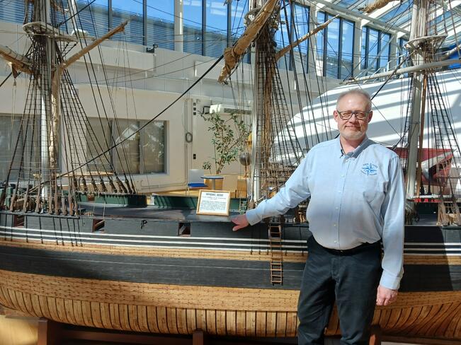 Aboa Maren johtajaksi valittu Riku Anttila esittelee simulaattoripurjelaivaa vuodelta 1841. Sen avulla on opeteltu lastin ja purjeiden käsittelyä. Merenkulun ammattikoulutusta on saanut Turussa jo 210 vuoden ajan. Suomalainen merenkulkualan koulutus on kansainvälisesti hyvin arvostettua. 