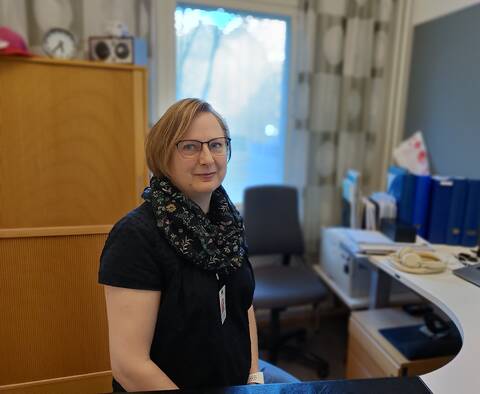  Asumisneuvoja Suvi Koskinen kehottaa suhtautumaan omiin naapureihin ystävyydellä ja ymmärtäväisellä asenteella.