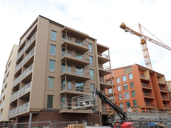 Kerrostaloalueilla alueellista hiilivarastoa ei pystytä pitämään yllä nykyisillä rakennustavoilla, vaan uusille alueille ennustetulla keskimääräisellä tiiveydellä puurakentamisen osuus tulisi olla vähintään 30 prosenttia, jotta hiilivarasto saadaan ylläpidettyä. Vantaalla Tikkurilassa on valmistumassa puukerrostaloja. 