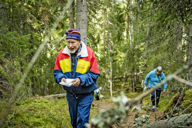 Jyrki Viiri ja Tuuli Kastemaa juoksevat metsässä rastien perässä.