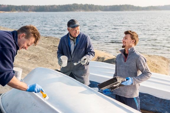 Talkooapua tarvitaan alkukesästä usein muun muassa veneen kunnostukseen. 