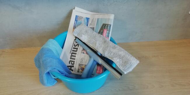 Suorittaa ikkunanpesu-urakan millä välineillä hyvänsä, varmaa on se, että pesun jälkeen kirkkaat ikkunat palkitsevat pesijänsä.