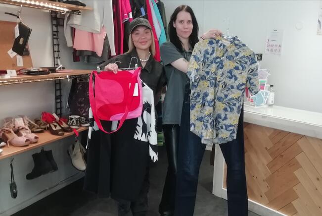 Dirty Hippiesin myyjät Sarita Pohjola (vas.) ja Tehilla Tokko vakuuttavat, että vielä ehtii löytää itselle uudet vaatteet alkukesänkin juhliin.