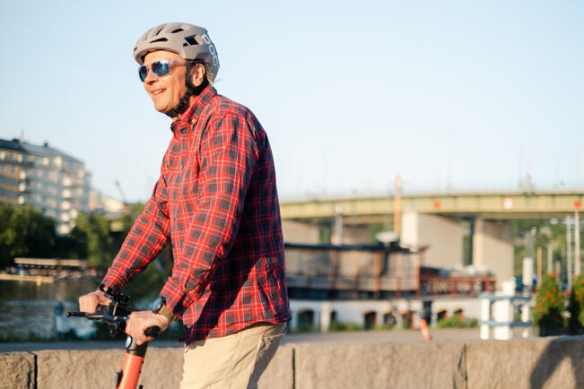 Varvintorilla voi kokeilla turvallisessa ympäristössä ja henkilöstön avustuksella, miltä tuntuu ajaa sähköpotkulautaa. 