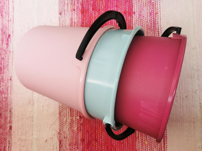 Perinteinen muoviämpari lienee tutuimpia kotitalouksissa käytetyistä kovamuoviesineistä.