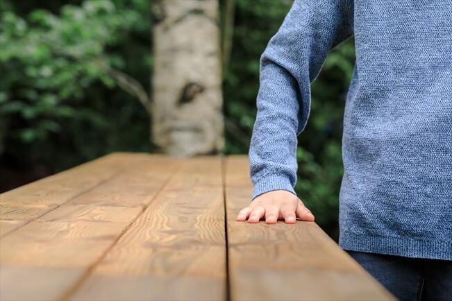 Puuterassi kannattaa öljytä vuosi tai pari rakentamisen jälkeen.