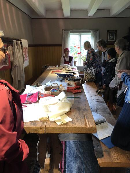 Karjalaisen käsityön päivän osallistujia myllärintuvassa viime vuonna.