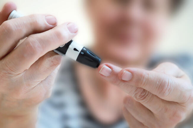 Diabeetikon pitää seurata verensokeriaan. Seurantamittaus aloitetaan puhkaisemalla pistolaitteella pieni haava sormenpäähän. Näyte otetaan pistokohtaan muodostuvasta veripisarasta.