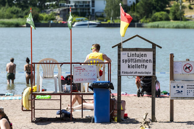 Ispoisten uimarantaa.